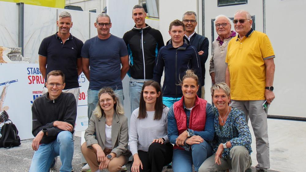 The busy organizers of the pole vault meeting presented this year's edition. © Sportissimus