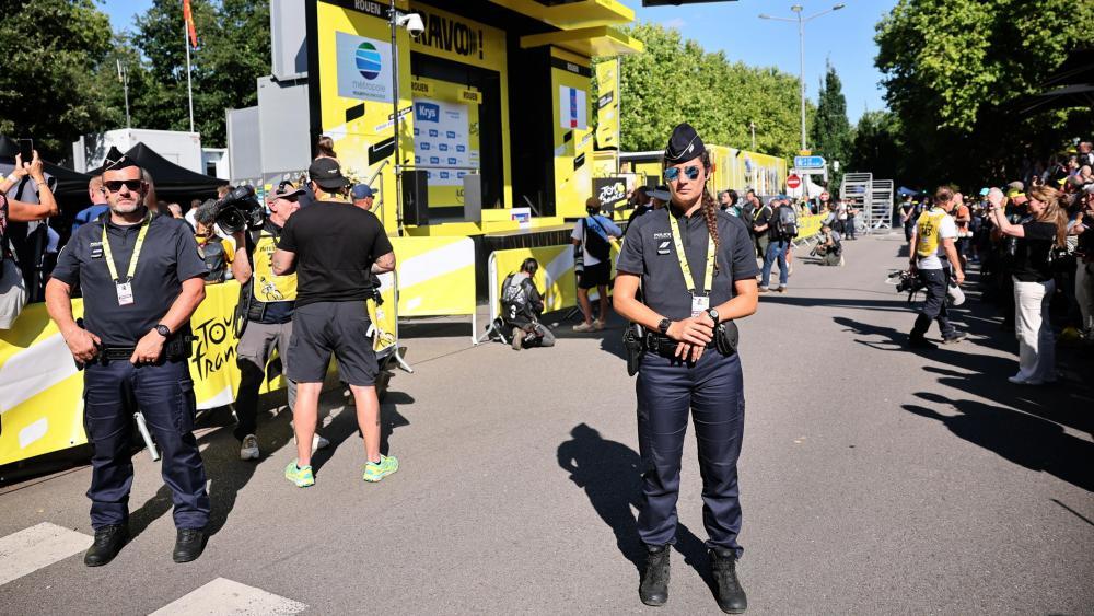 Police secured the target area. © ANSA / CHRISTOPHE PETIT TESSON
