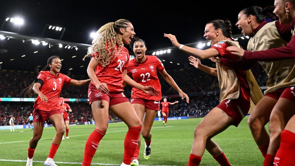 The Swiss women celebrate their victory. © APA/afp / SEBASTIEN BOZON