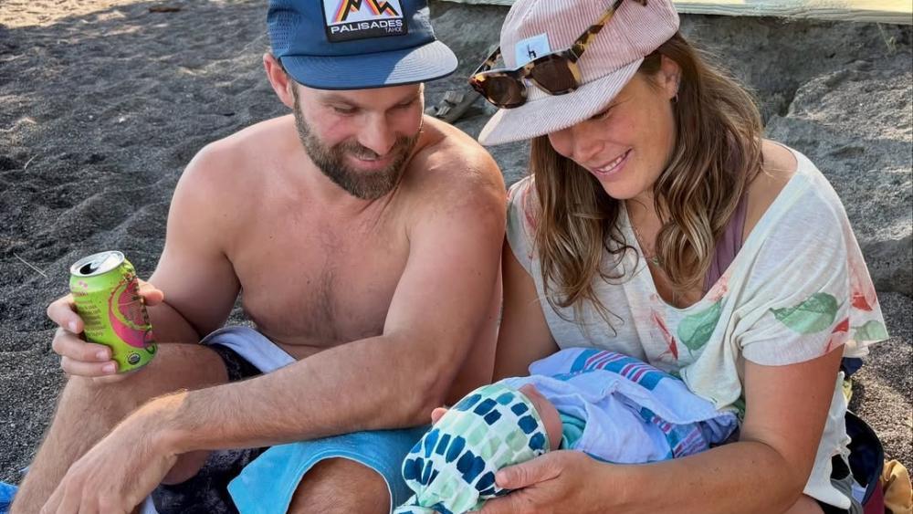 Ski-Traumpaar-im-gro-en-Gl-ck-Das-Baby-ist-da