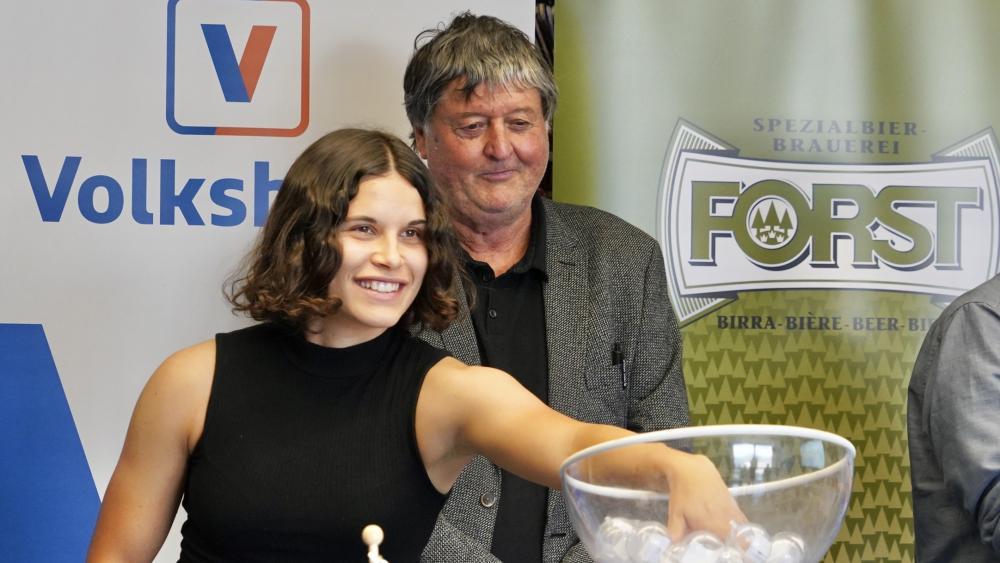 Eva Schatzer fungierte am Dienstag als Losfee, dahinter Südtirols Fußball-Präsident Klaus Schuster. © DLife