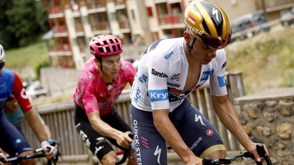 For Remco Evenepoel (front), this year's Tour de France is over. © ANSA / MARTIN DIVISEK