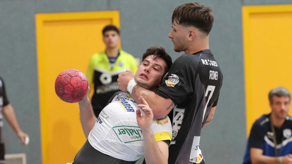 Gesunde Derby-Härte: Tommaso Romei (Meran) gegen Jan-Niklas Oberrauch (Eppan/links).