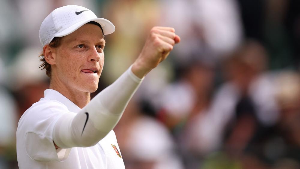 Jannik Sinner ließ sich auch von einem lädierten Ellenbogen nicht aus der Bahn werfen. © APA/afp / HENRY NICHOLLS