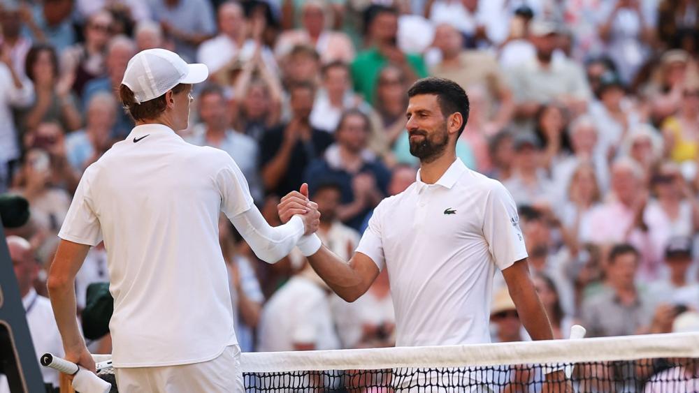 Jannik Sinner (links) bewies gegen Novak Djokovic einmal mehr Größe. © APA/afp / HENRY NICHOLLS