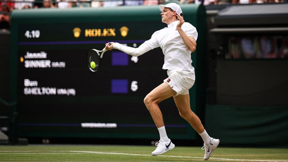 Jannik Sinner mit bandagiertem Arm: Der Südtiroler ist angeschlagen. © APA/afp / HENRY NICHOLLS