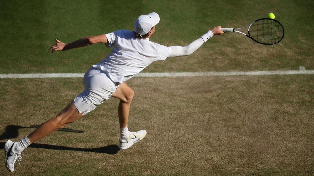 Jannik Sinner und Novak Djokovic duellieren sich im Halbfinale von Wimbledon. © ANSA / ADAM VAUGHAN