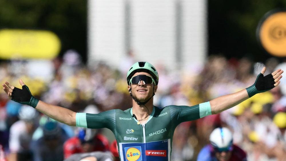 Milan-gewinnt-achte-Tour-Etappe-Pogacar-weiter-in-Gelb