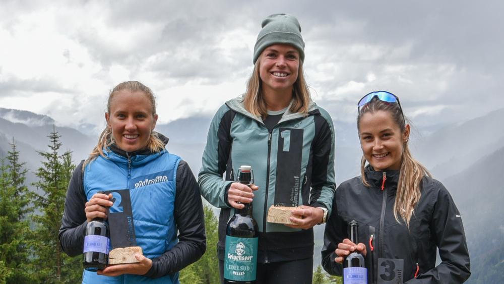Katia Engl, Katrin Sapelza, and Katharina Voppichler (from left) beamed from the podium. © Hannes