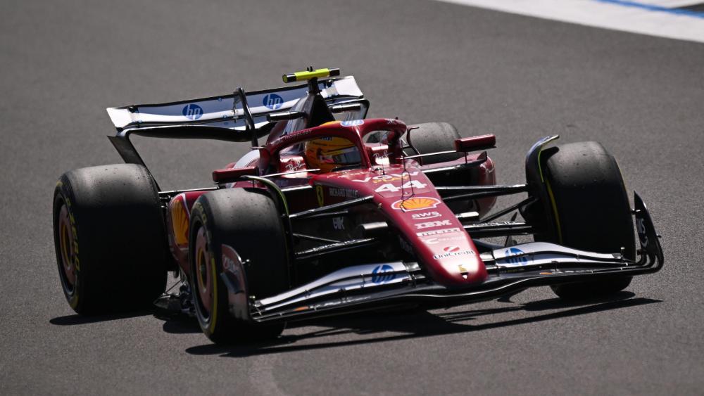 Ferrari-sitzt-McLaren-in-Silverstone-im-Nacken