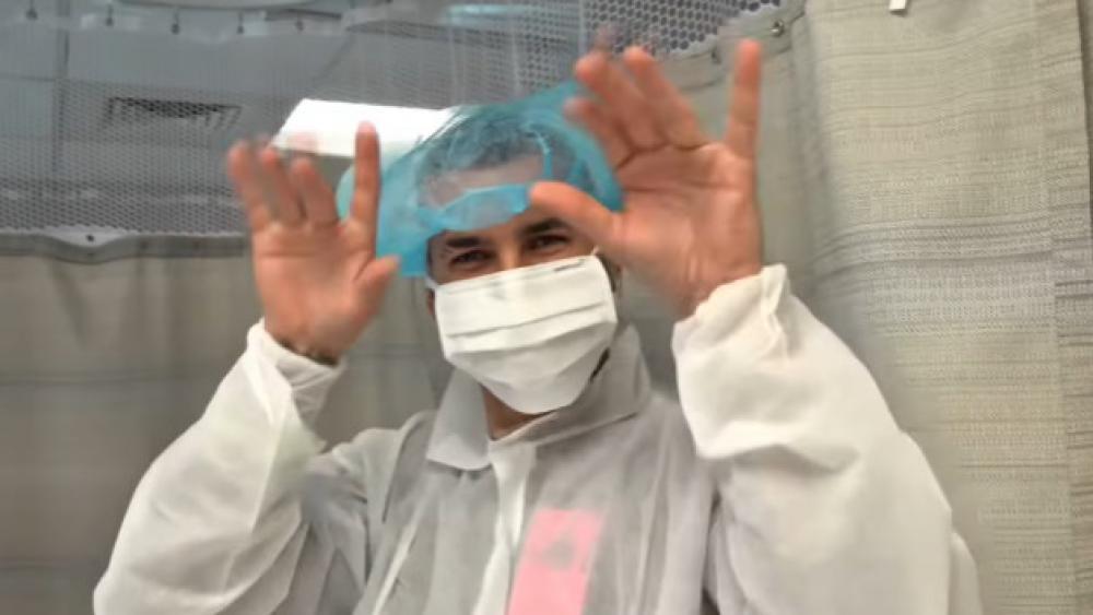 Lucas Hernández waves at the camera in the delivery room. © Lucas Hernández / Instagram