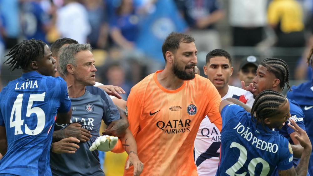 Luis Enrique (2nd from left) completely lost his composure. © APA/afp / JUAN MABROMATA