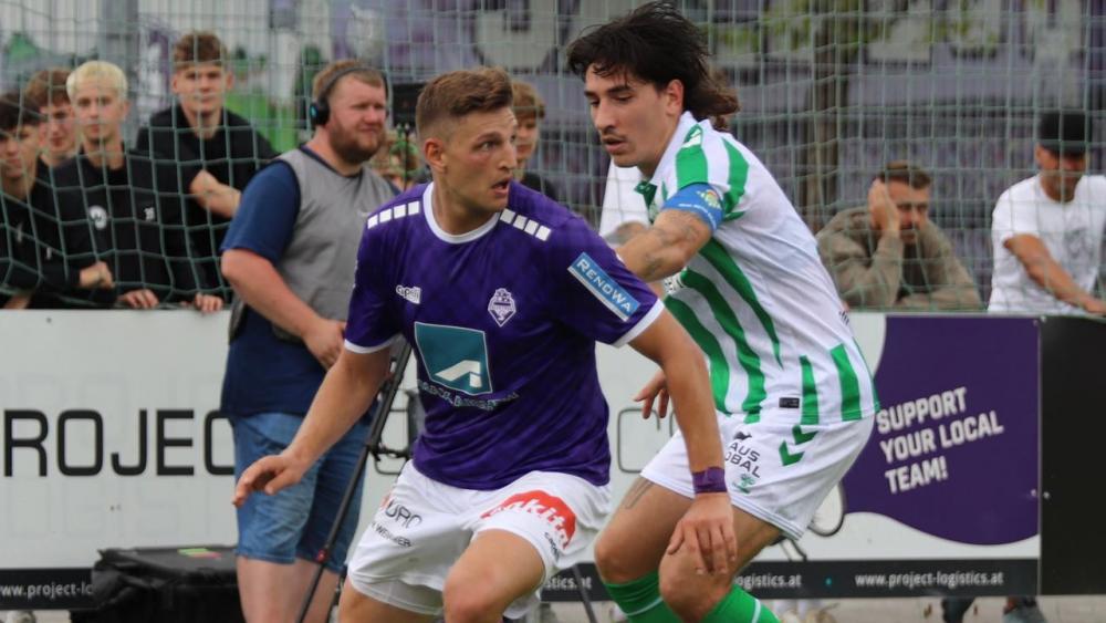 Mathias Theiner (l.) in a friendly match in a duel with Hector Bellerin of Real Betis.