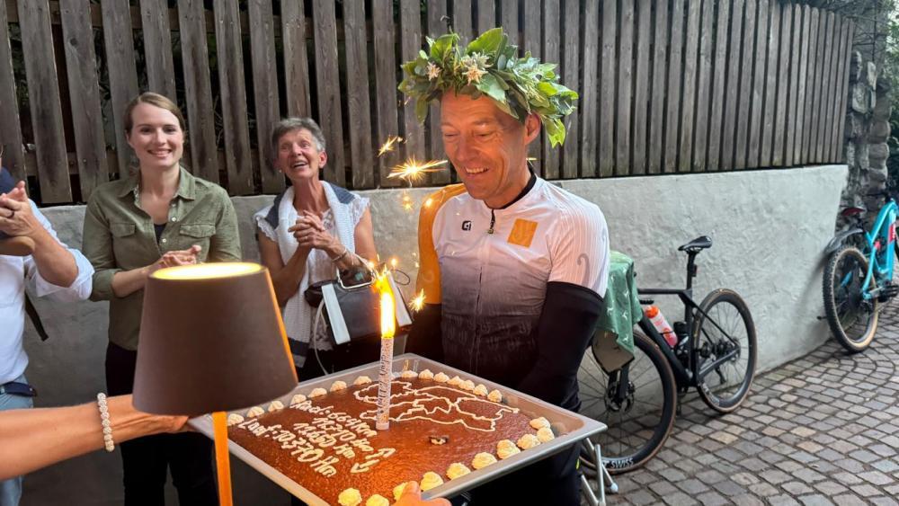 Après sa brillante performance, Alexander Rabensteiner a reçu un gâteau de bienvenue à la maison.