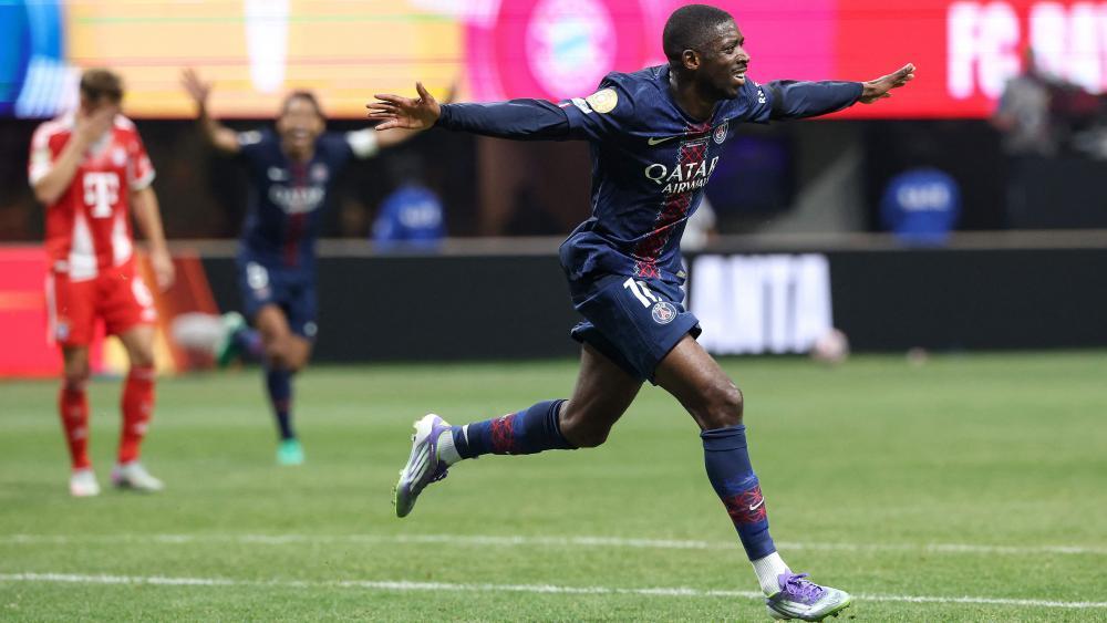 Ousmane Dembele sealed the final score with two men down. © APA / KEVIN C. COX