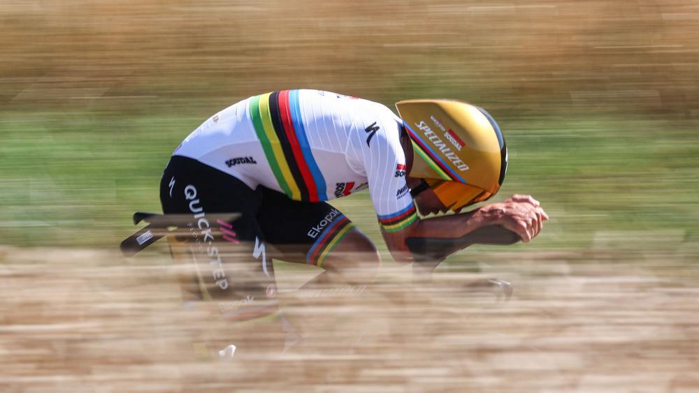 Remco Evenepoel  gewann das erste von zwei Tour-Zeitfahren. © APA/afp / ANNE-CHRISTINE POUJOULAT