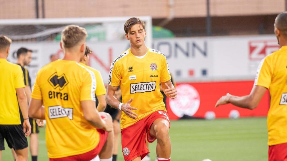 Alessandro Vimercati (Bildmitte) wird verliehen.