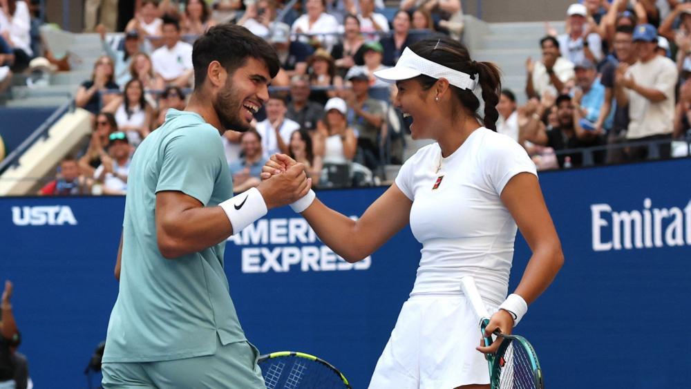 Carlos Alcaraz spielte gemeinsam mit Emma Raducanu © APA/afp / TIMOTHY A. CLARY