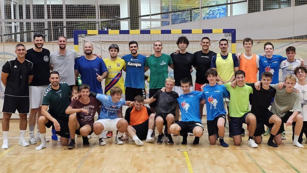 Le nouvel entraîneur d'Eppan, Hrvoje Kovacic (à l'extrême gauche), ne veut rien avoir à faire avec la relégation.