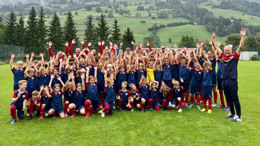 Hans Dorfner (ganz rechts) betreibt seit 1994 eine Fußballschule.