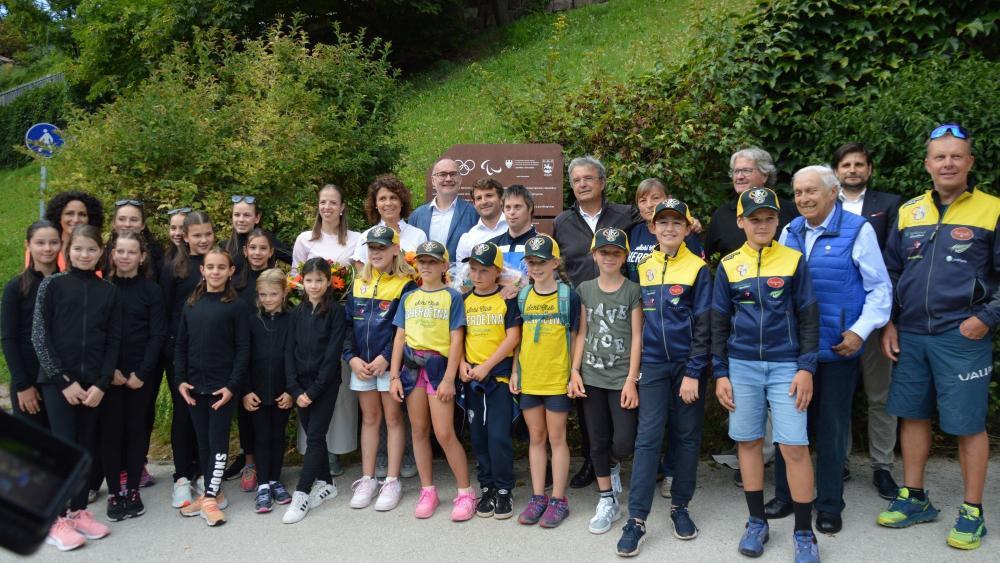 Besondere-Ehrentafel-in-Gr-den-enth-llt