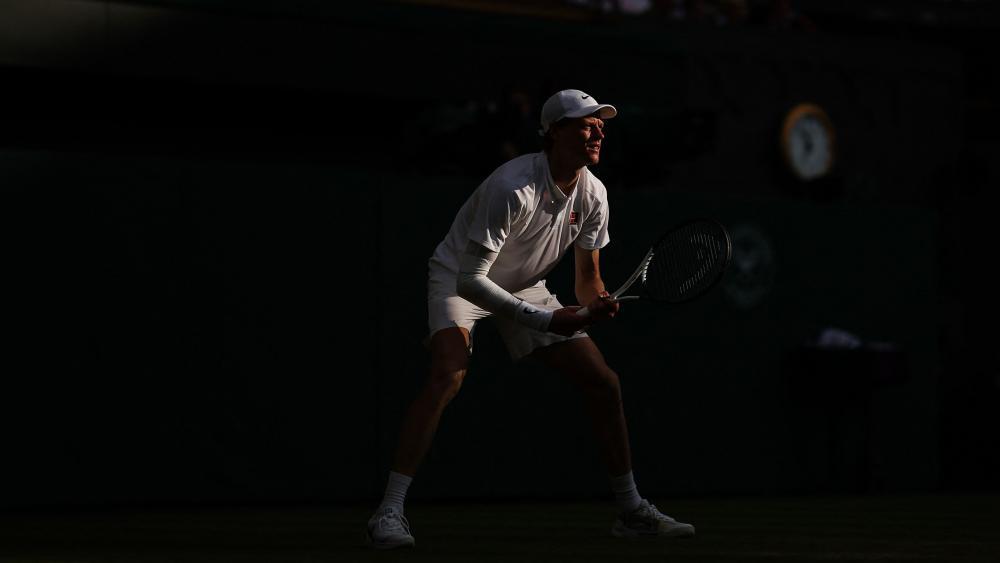 Jannik Sinner hat im Tennissport die passende Bühne für seine Künste gefunden. © APA/afp / HENRY NICHOLLS