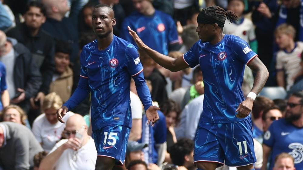 Nicolas Jackson (l.) wechselt zum FC Bayern. © ANSA / ISABEL INFANTES