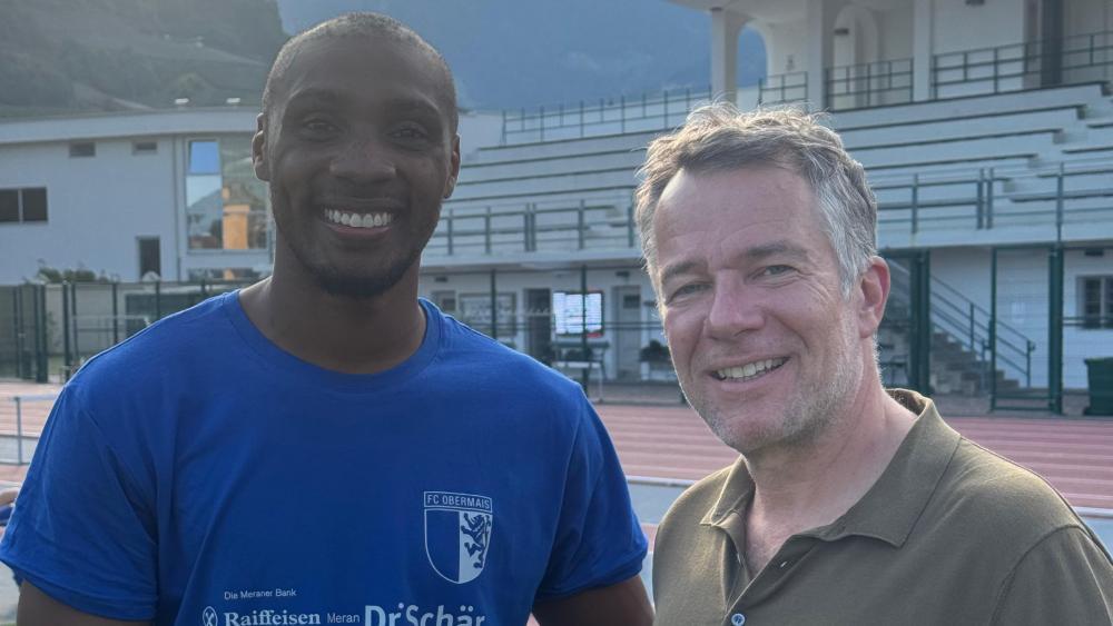 Obermais-Präsident Hannes Schnitzer mit Michael Seaton, dem neuen Angreifer der Meraner.