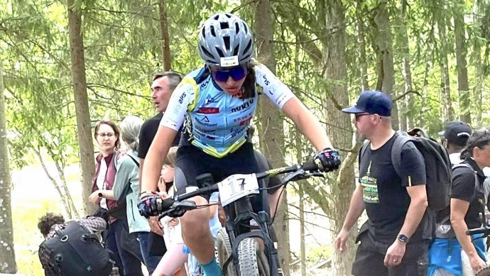 S-dtirols-Mountainbike-Nachwuchs-zeigt-auf