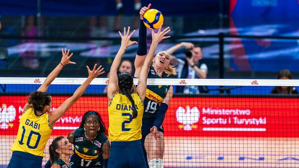 Sarah Fahr bei einem Schnellangriff gegen Brasilien. © FIVB