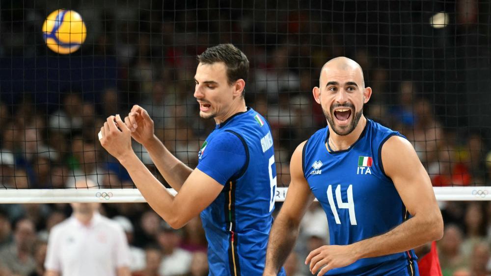 Simone Giannelli (links) und Co. kennen ihren Final-Gegner in der Nations League. © APA/afp / NATALIA KOLESNIKOVA