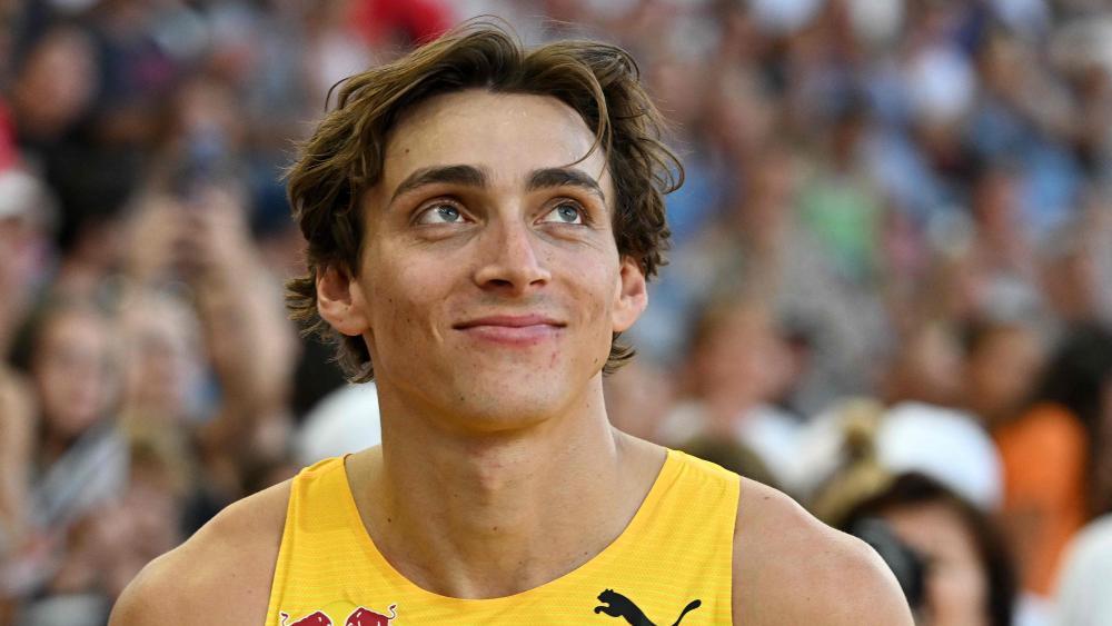 Stellte den nächsten Weltrekord auf: Armand Duplantis © APA/afp / ATTILA KISBENEDEK