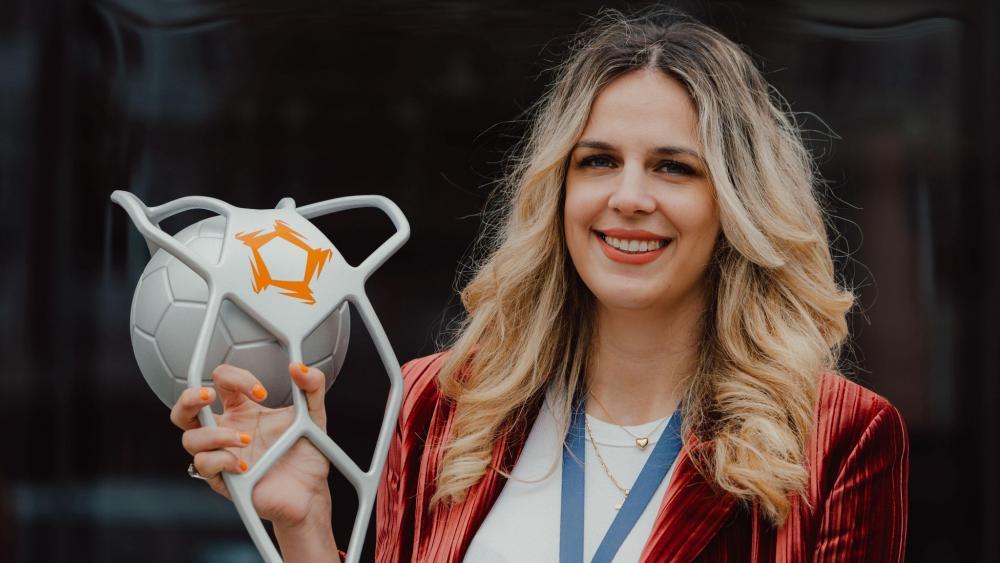 Stolz präsentiert Anika Niederwieser den Siegerpokal in der European League. Facebook Thüringer HC