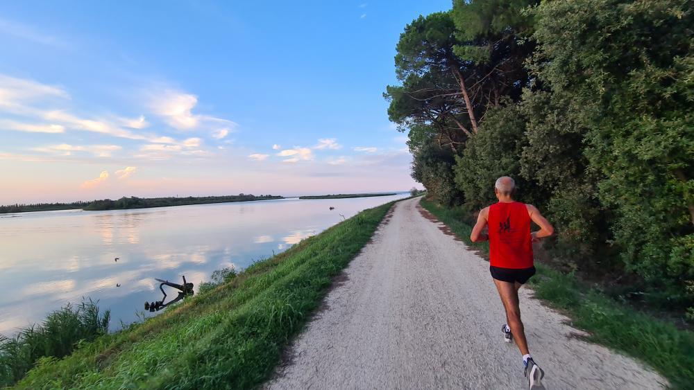 Beim Resia Rosolina Relay geht es stets der Etsch entlang in Richtung Meer.