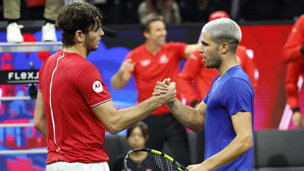 Carlos Alcaraz (rechts) hatte gegen Taylor Fritz einen schwierigen Stand. © ANSA / JOHN G. MABANGLO
