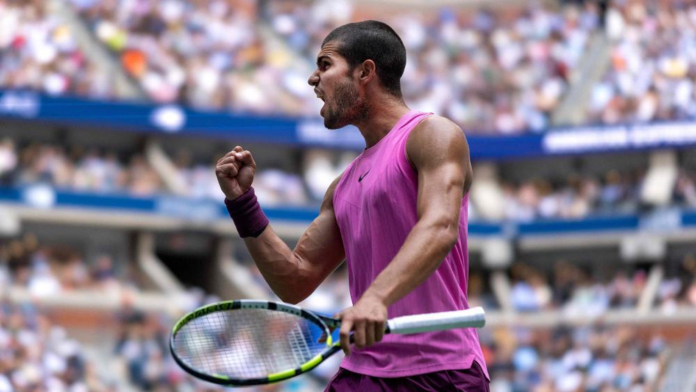 Carlos Alcaraz spielt bei den US Open groß auf. © APA / AL BELLO