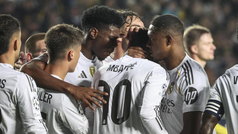 Teammates hug Kylian Mbappe. © ANSA / MAXIM SHIPENKOV