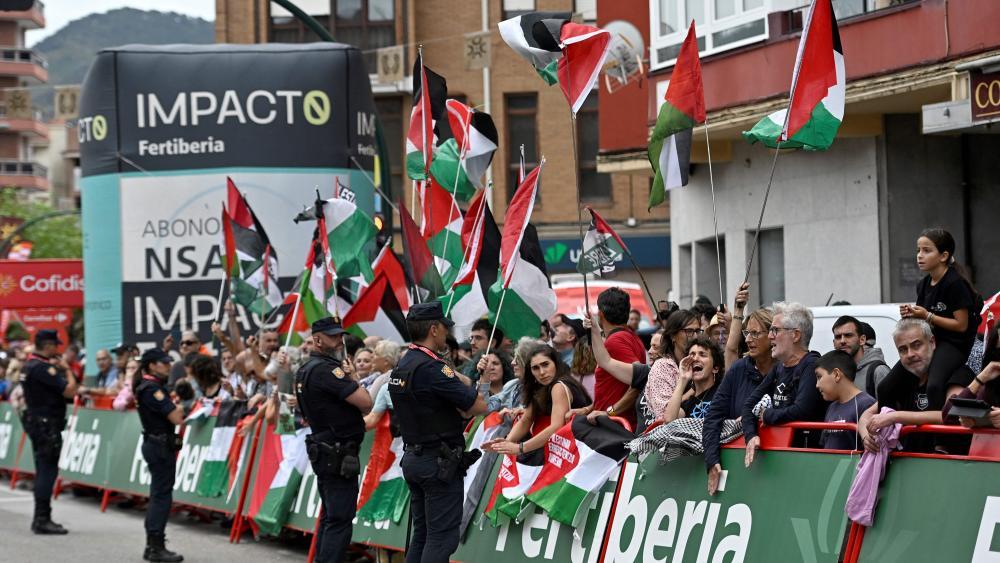 La police a surveillé les manifestations. © APA/afp / Ander Gillenea