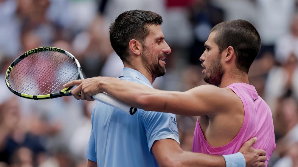 Djokovic (links) gratuliert Alcaraz zum Finaleinzug. © ANSA / CRISTOBAL HERRERA ULASHKEVICH