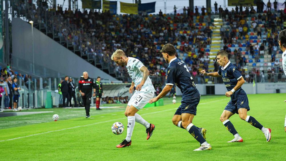 FCS-Kapitän Fabian Tait (links) wird von zwei Frosinone-Spielern bedrängt. © FC Südtirol