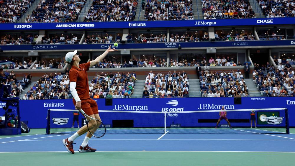 Jannik Sinner ist gegen Carlos Alcaraz gefordert. © APA/afp / KENA BETANCUR