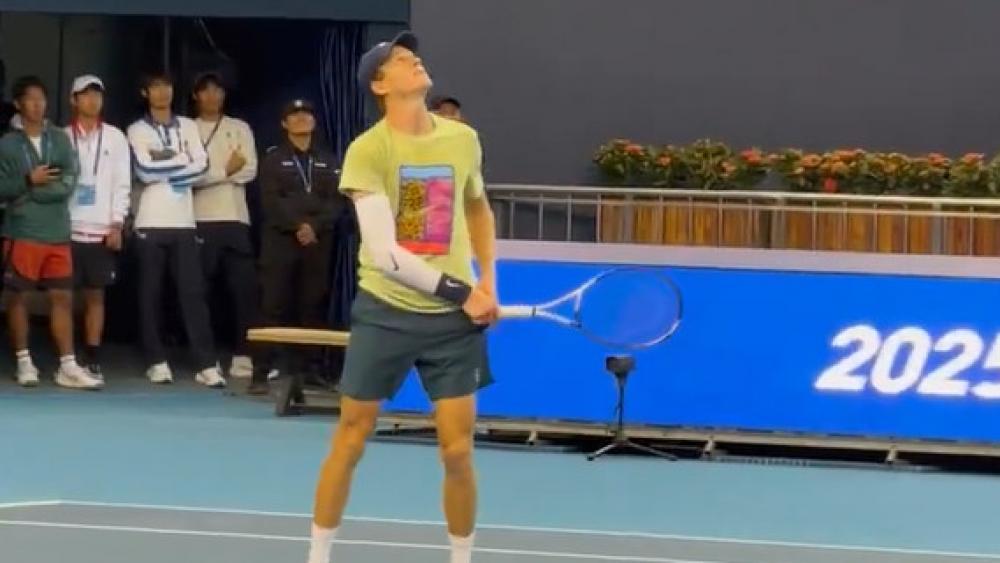 VIDEO-Verr-ckter-Trick-Was-macht-Jannik-Sinner-da-