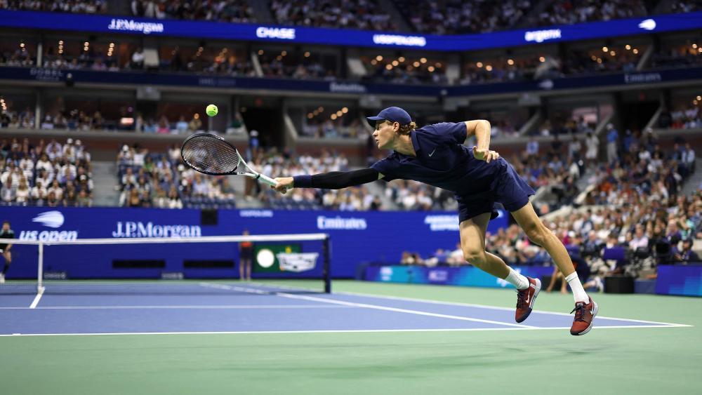 Jannik Sinner steht im Viertelfinale. © APA / CLIVE BRUNSKILL