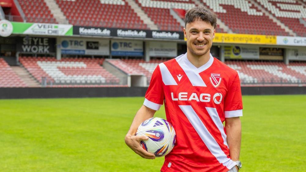 With a smile on his face: Simon Straudi poses in his new club's jersey. © fcenergie.de / Steve Seiffert