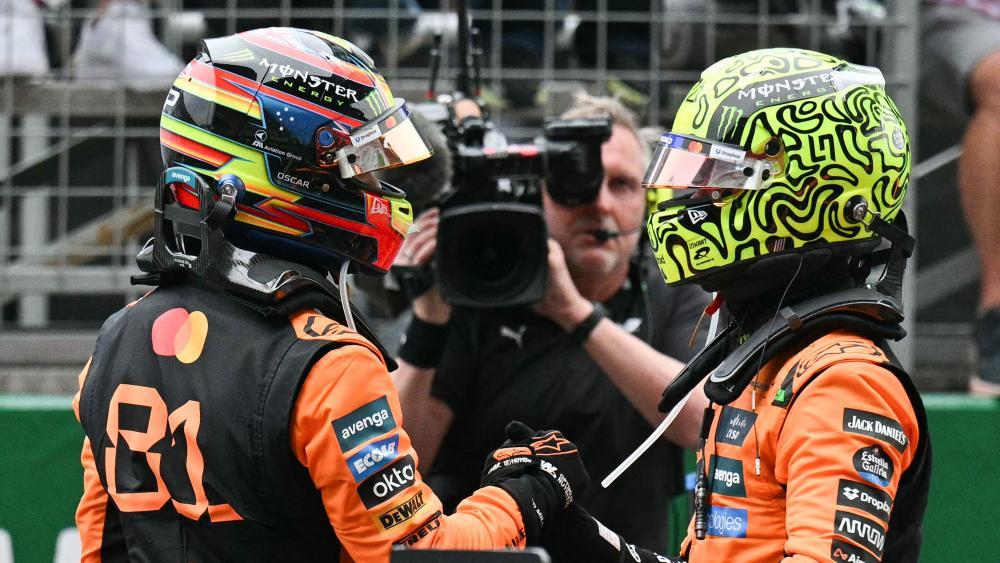 Oscar Piastri (left) and Lando Norris are engaged in a heated battle for the World Championship. © APA/afp / HECTOR RETAMAL
