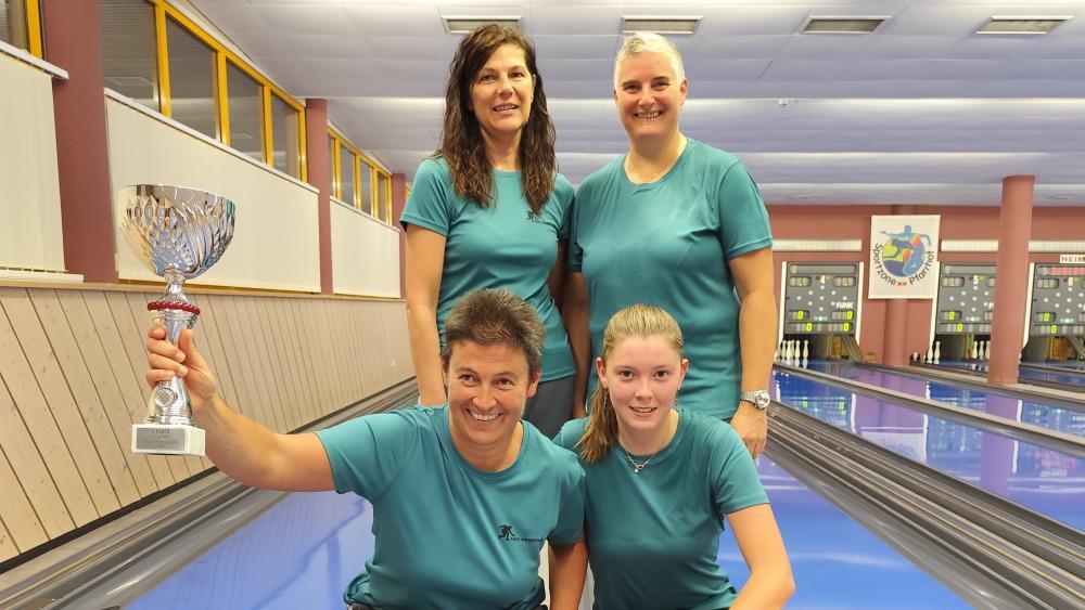 Sarntheins Damen holten sich den Italienpokal. Hinten von links Angelika Stauder und Adele Ainhauser, vorne von links Dagmar Wiedenhofer und Greta Trojer.