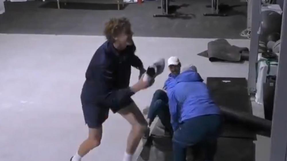 VIDEO-Scherzalarm-vor-dem-Match-Sinner-neckt-Betreuer
