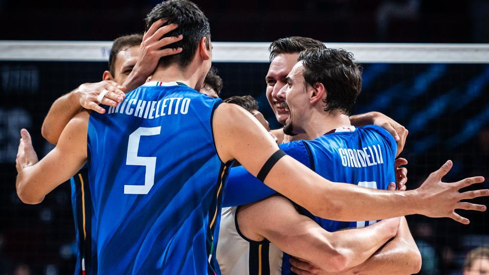 Simone Giannelli (far right) celebrates with his teammates. © Enzo Pinelli