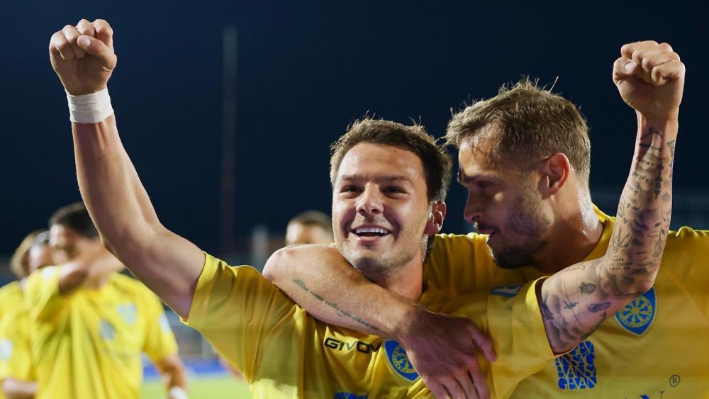 Simone Zanon (left) celebrates his second Serie B goal. © Carrarese Calcio