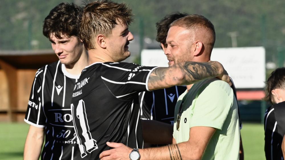 Tramin's double goalscorer David Toll (left) hugs Stefan Rellich as he bids farewell. © Daniel Dindo